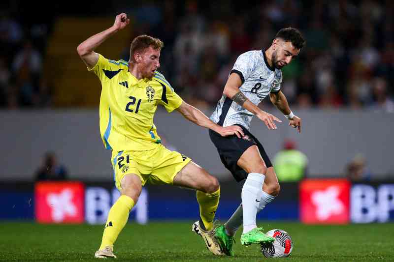 Fernandes se aleja de Dejan Kulusevski del Tottenham en la victoria por 5-2 sobre Suecia en Guimarães esta semana, en la que anotó