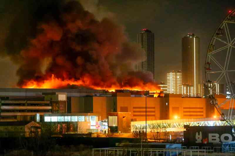 Crocus City Hall en llamas después del ataque a la sala de música el viernes por la noche