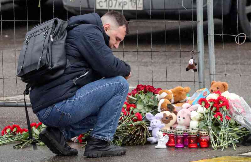 Se han dejado flores y velas junto al lugar, en memoria de las víctimas del ataque