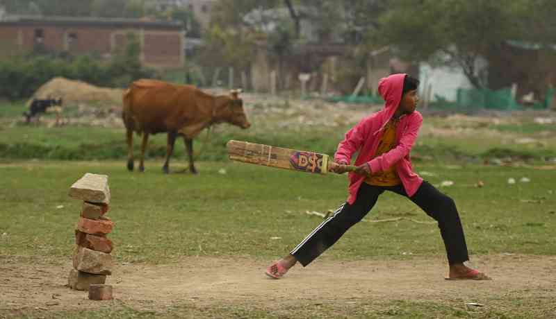 El deporte aún tiene un fuerte agarre sobre la juventud ambiciosa, como este joven jugador en Ranchi