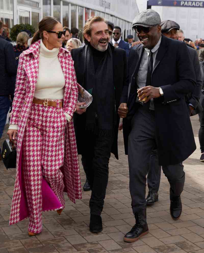 Jade Holland Cooper con su esposo, Julian Dunkerton, e Idris Elba en Cheltenham el año pasado